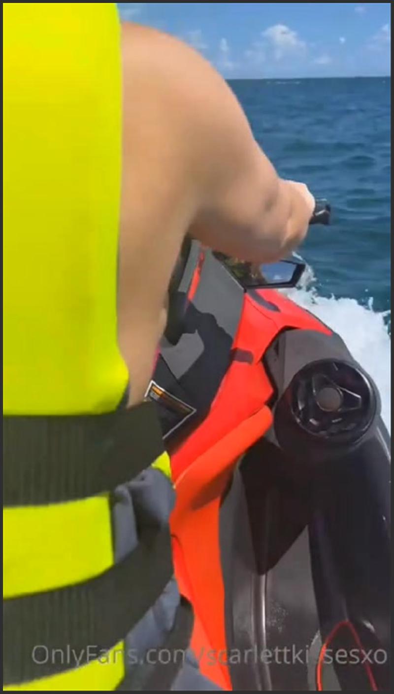 Scarlett küsst sich beim öffentlichen Sex auf dem Jetski